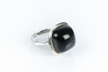Bague en or gris sertie d'un important cabochon...