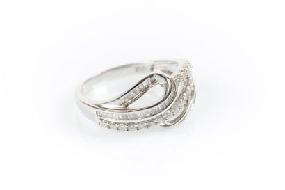 Bague en or gris ajourée, décor d'entrelacs...