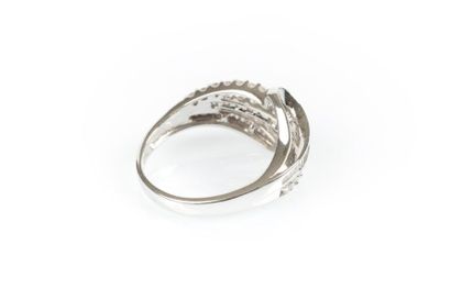 Bague en or gris ajourée, décor d'entrelacs...