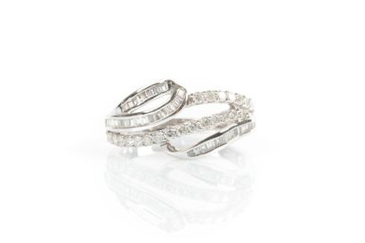 Bague en or gris ajourée, décor d'entrelacs...
