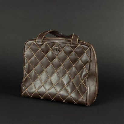 CHANEL. Sac à cabas en cuir lisse marron...