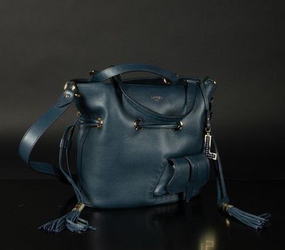 LANCEL. Sac seau en cuir grainé marine, modèle...