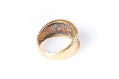 Bague jonc en or sertie d'un pavage de diamants....