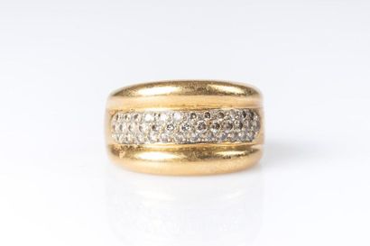 Bague jonc en or sertie d'un pavage de diamants....