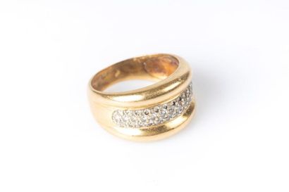 Bague jonc en or sertie d'un pavage de diamants....