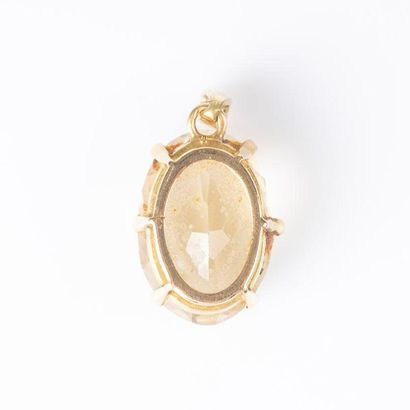 Pendentif en or serti d'une citrine ovale....