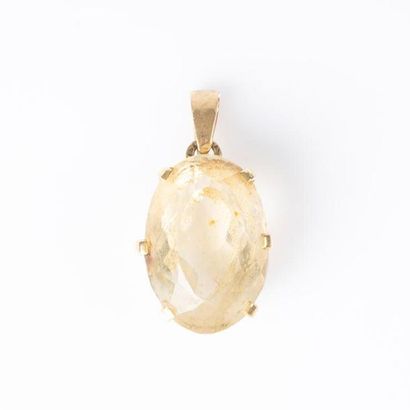 Pendentif en or serti d'une citrine ovale....