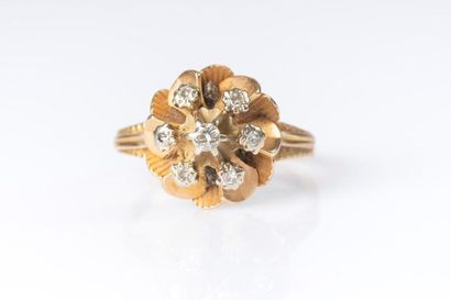 Bague en or sertie de diamants. TDD 57. 3,77...