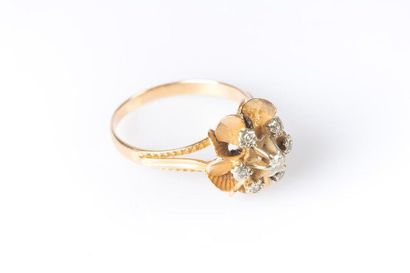 Bague en or sertie de diamants. TDD 57. 3,77...