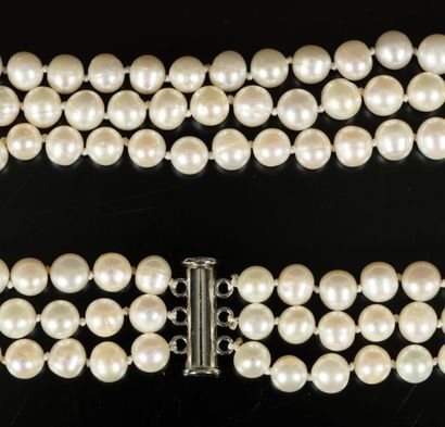 Collier de trois rangs de perles de culture...