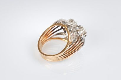 Importante bague en or rose et platine sertie...