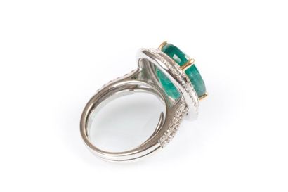 Importante bague en or de deux tons sertie...