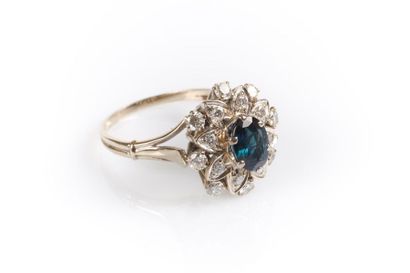 . Bague marguerite en or gris sertie d'un...