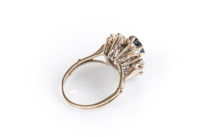 . Bague marguerite en or gris sertie d'un...