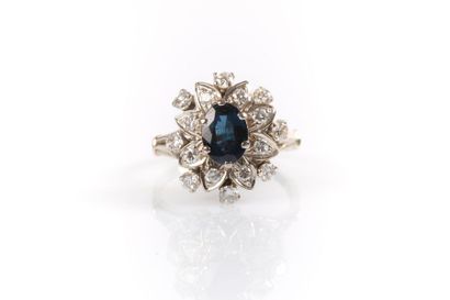 . Bague marguerite en or gris sertie d'un...