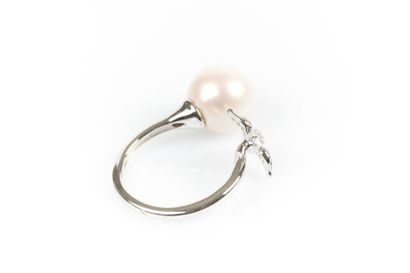 Bague en or gris sertie d'une perle de culture,...
