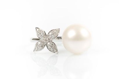 Bague en or gris sertie d'une perle de culture,...