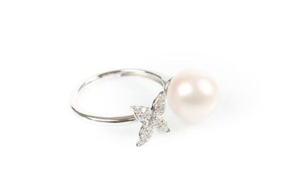 Bague en or gris sertie d'une perle de culture,...