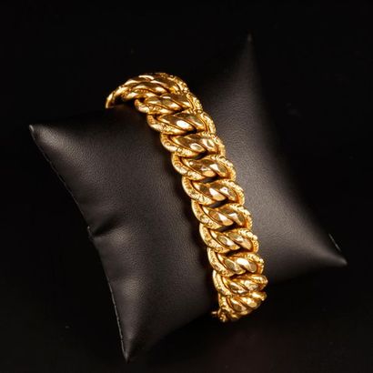 Large bracelet en or, maille américaine....