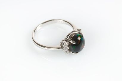 Bague en or gris sertie d'une opale cabochon...