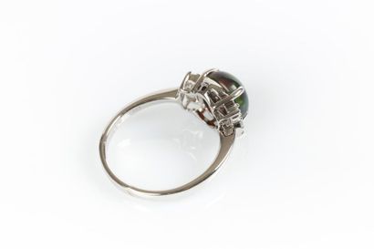 Bague en or gris sertie d'une opale cabochon...