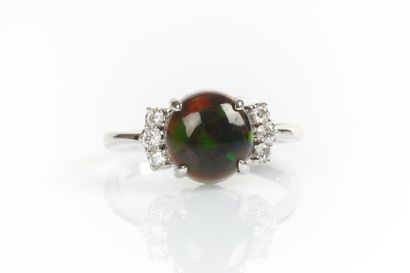 Bague en or gris sertie d'une opale cabochon...