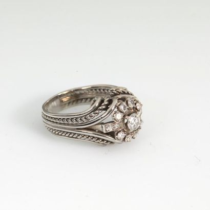 Bague chevalière en or gris, sertie de diamants...