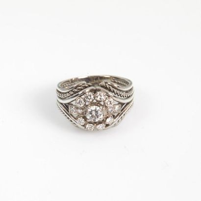 Bague chevalière en or gris, sertie de diamants...