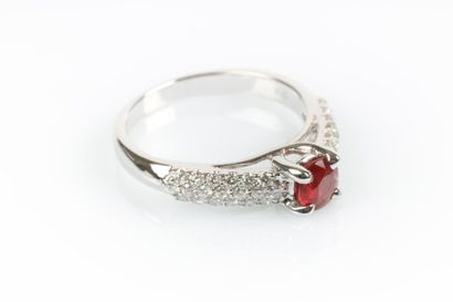 Bague en or gris sertie d'un rubis rond pesant...