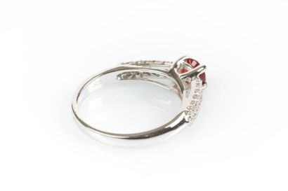 Bague en or gris sertie d'un rubis rond pesant...