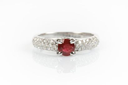 Bague en or gris sertie d'un rubis rond pesant...