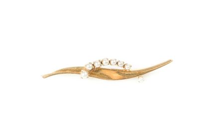 Broche barrette en volute en or sertie d'une...
