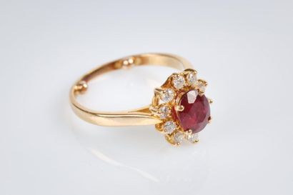 Bague or jaune centrée d'un rubis ovale pour...