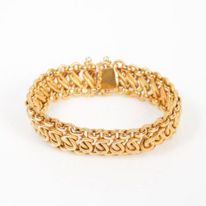 Bracelet en or maille fantaisie à décor d'entrelacs....