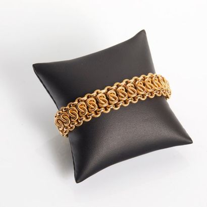 Bracelet en or maille fantaisie à décor d'entrelacs....