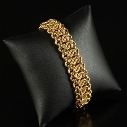 Bracelet en or maille fantaisie à décor d'entrelacs....