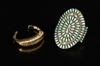 2 bracelets de fantaisie: - Large bracelet...