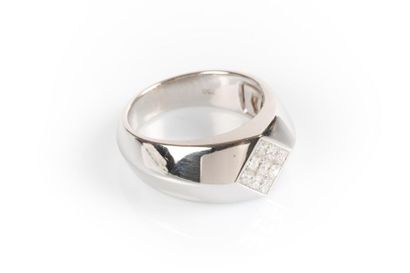 Bague en or blanc chevalière sertie en son...
