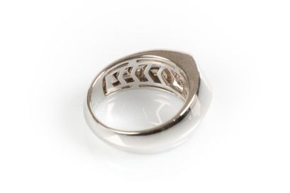 Bague en or blanc chevalière sertie en son...