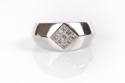 Bague en or blanc chevalière sertie en son...