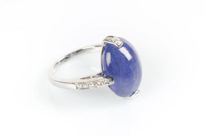 Bague en or gris sertie d'une tanzanite cabochon...