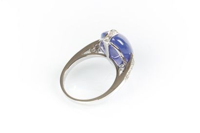Bague en or gris sertie d'une tanzanite cabochon...
