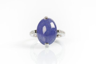 Bague en or gris sertie d'une tanzanite cabochon...