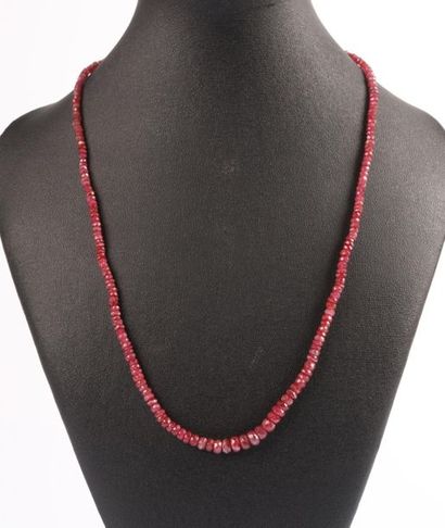 Collier saphirs en légère chute pour env....