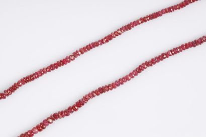 Collier saphirs en légère chute pour env....