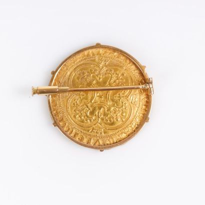 Broche en or sertie d'un écu d'or à la couronne...