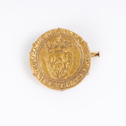 Broche en or sertie d'un écu d'or à la couronne...
