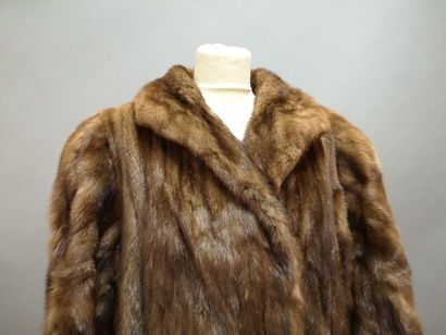 BENJAMIN FOURRURES. Manteau de vison marron...