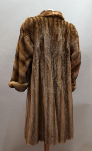 BENJAMIN FOURRURES. Manteau de vison marron...