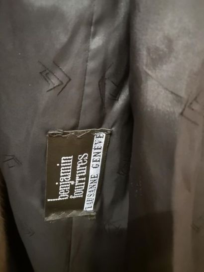 BENJAMIN FOURRURES. Manteau de vison marron...